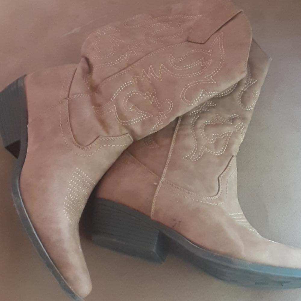 Boots - Picture 4 of 4